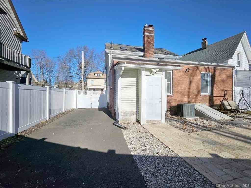 34 Woodland St - Photo 6 of 35