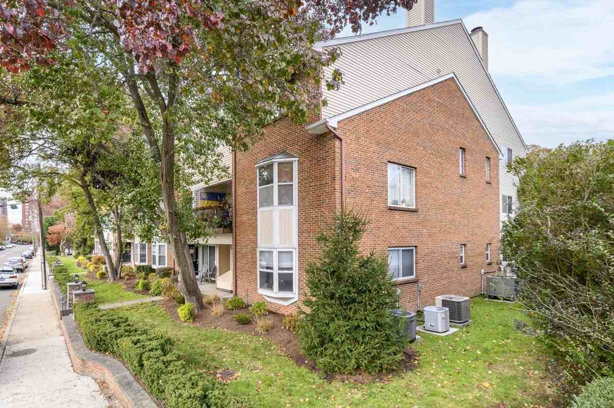 170 Forest St Apt 12 #12 - Photo 3 of 23