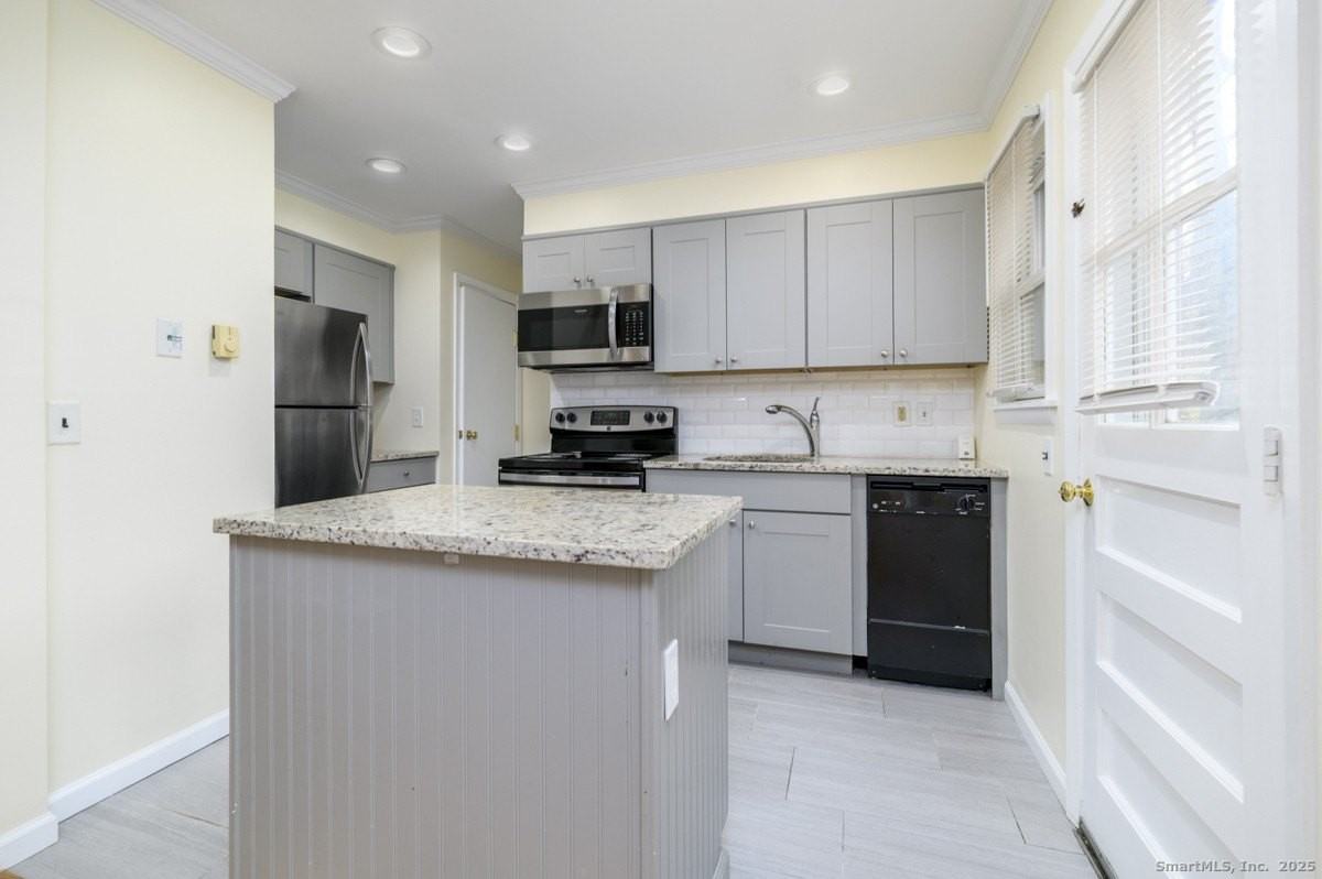 922 Shippan Ave Apt 1 #1 - Photo 6 of 17