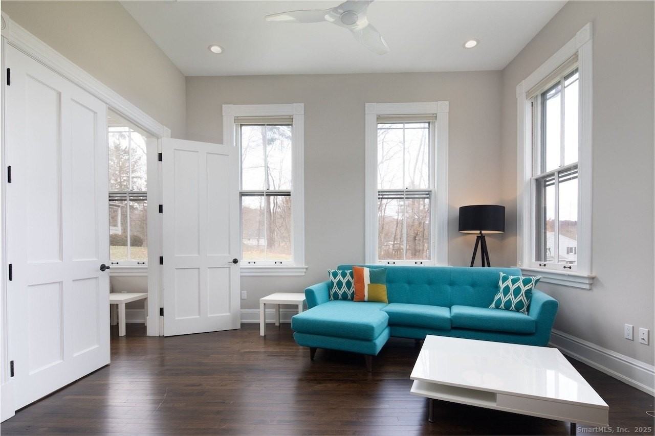 33 Sharon Rd - Photo 3 of 13