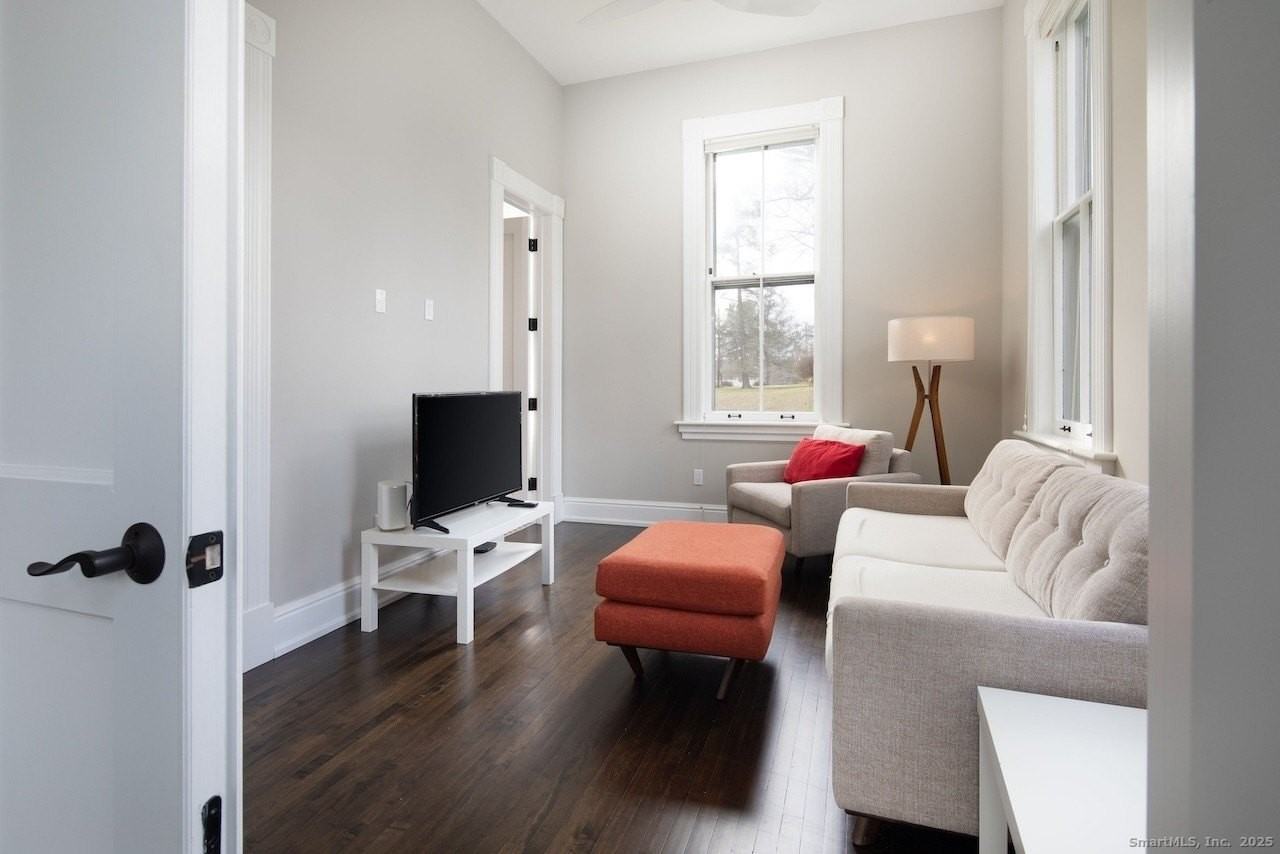 33 Sharon Rd - Photo 7 of 13