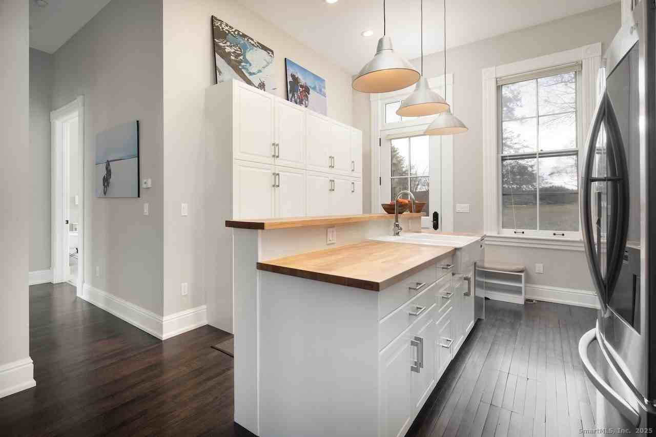 33 Sharon Rd - Photo 4 of 13