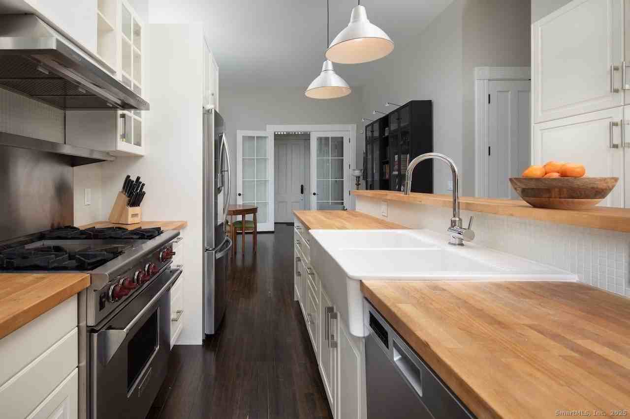 33 Sharon Rd - Photo 5 of 13