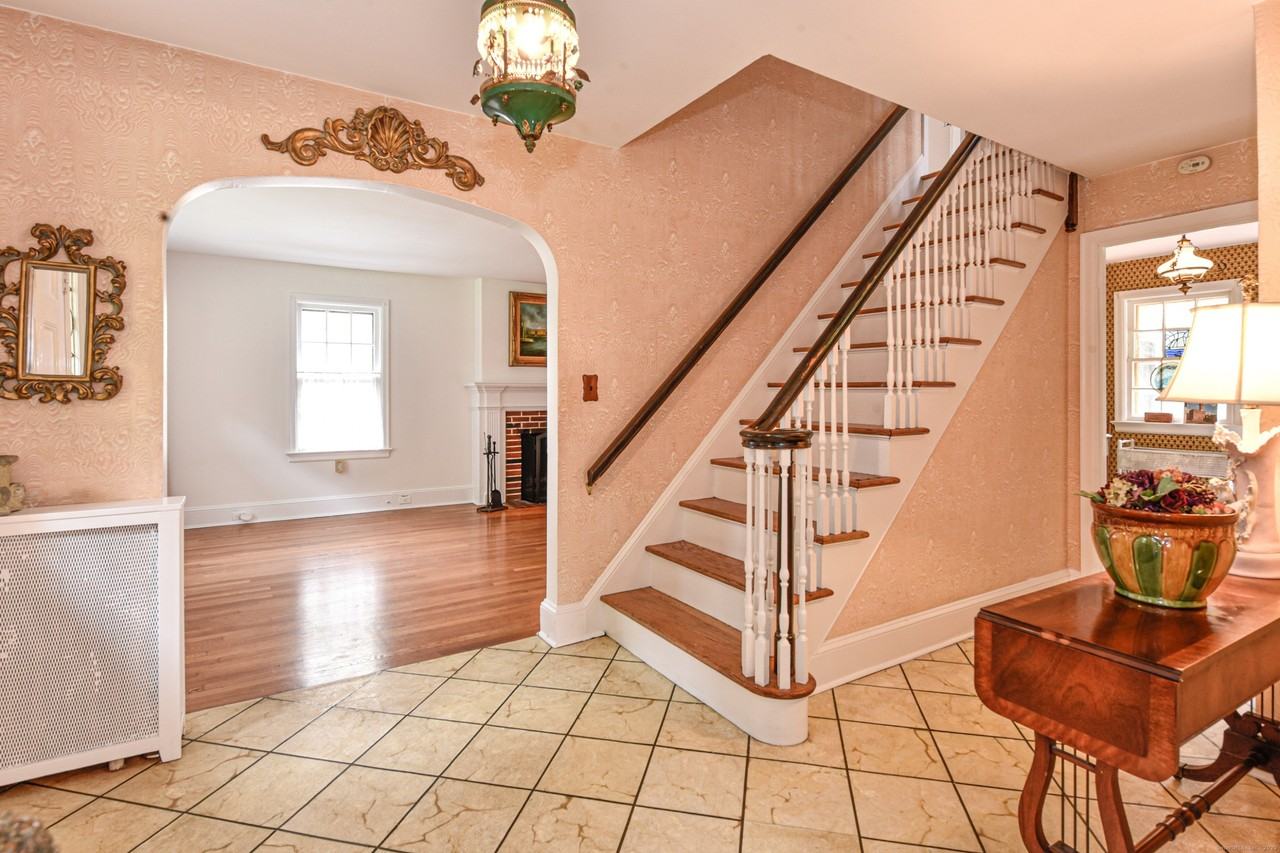 61 Villa Ave - Photo 3 of 33