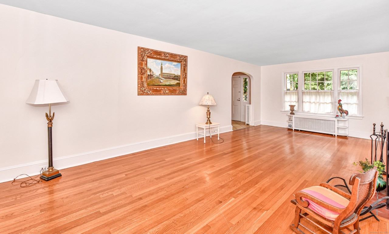 61 Villa Ave - Photo 6 of 33