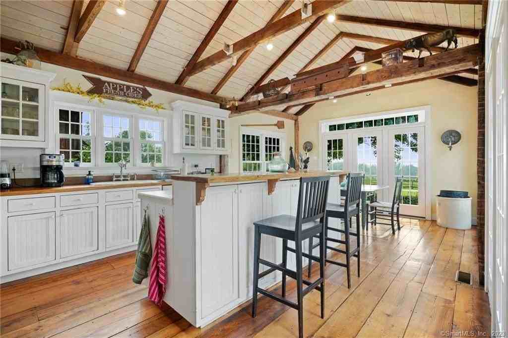 35 Northrop St - Photo 4 of 24