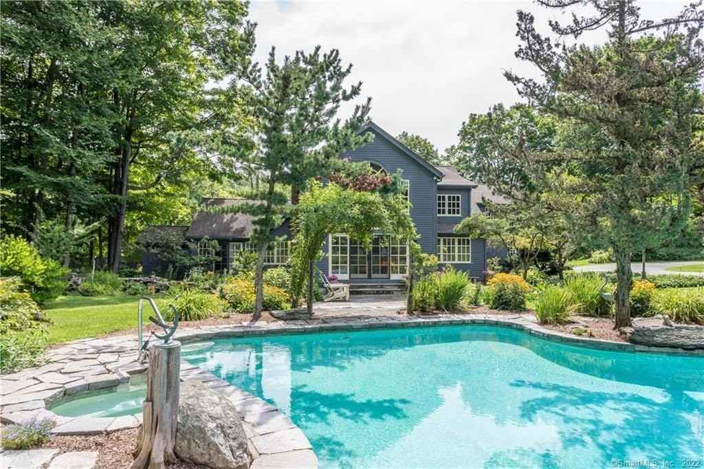 21 Jericho Rd N - Photo 3 of 40