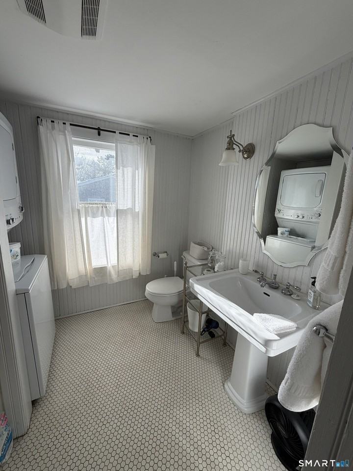 8 Tyler Ave - Photo 5 of 9