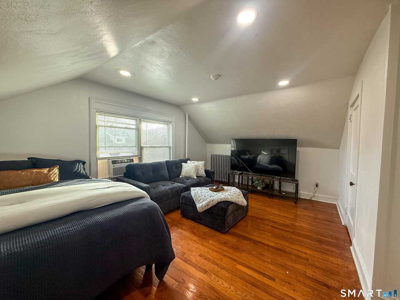 883 Montauk Ave - Photo 4 of 20