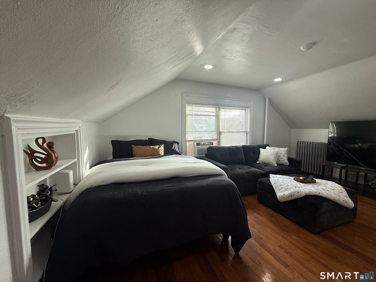 883 Montauk Ave - Photo 5 of 20