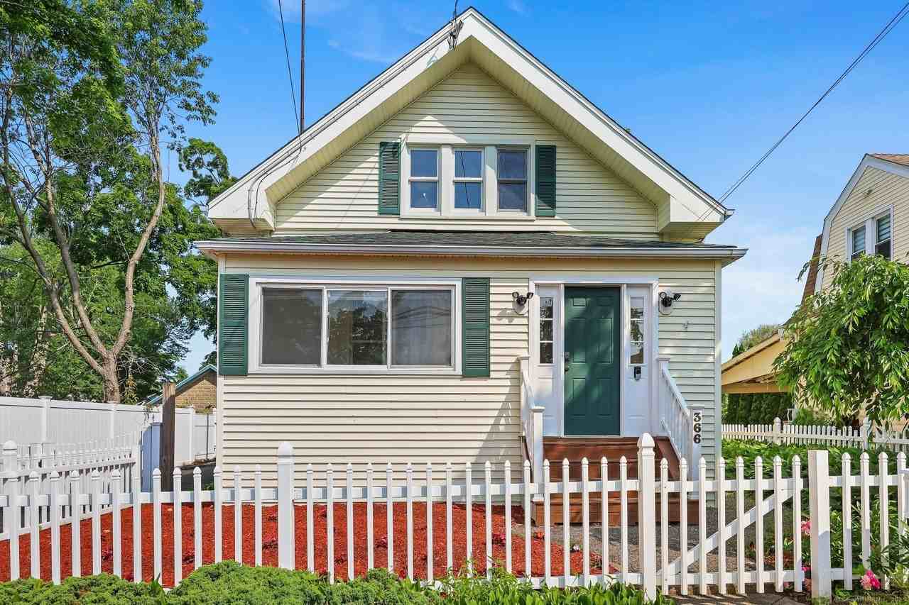 366 Suburban Ave - Photo 3 of 34