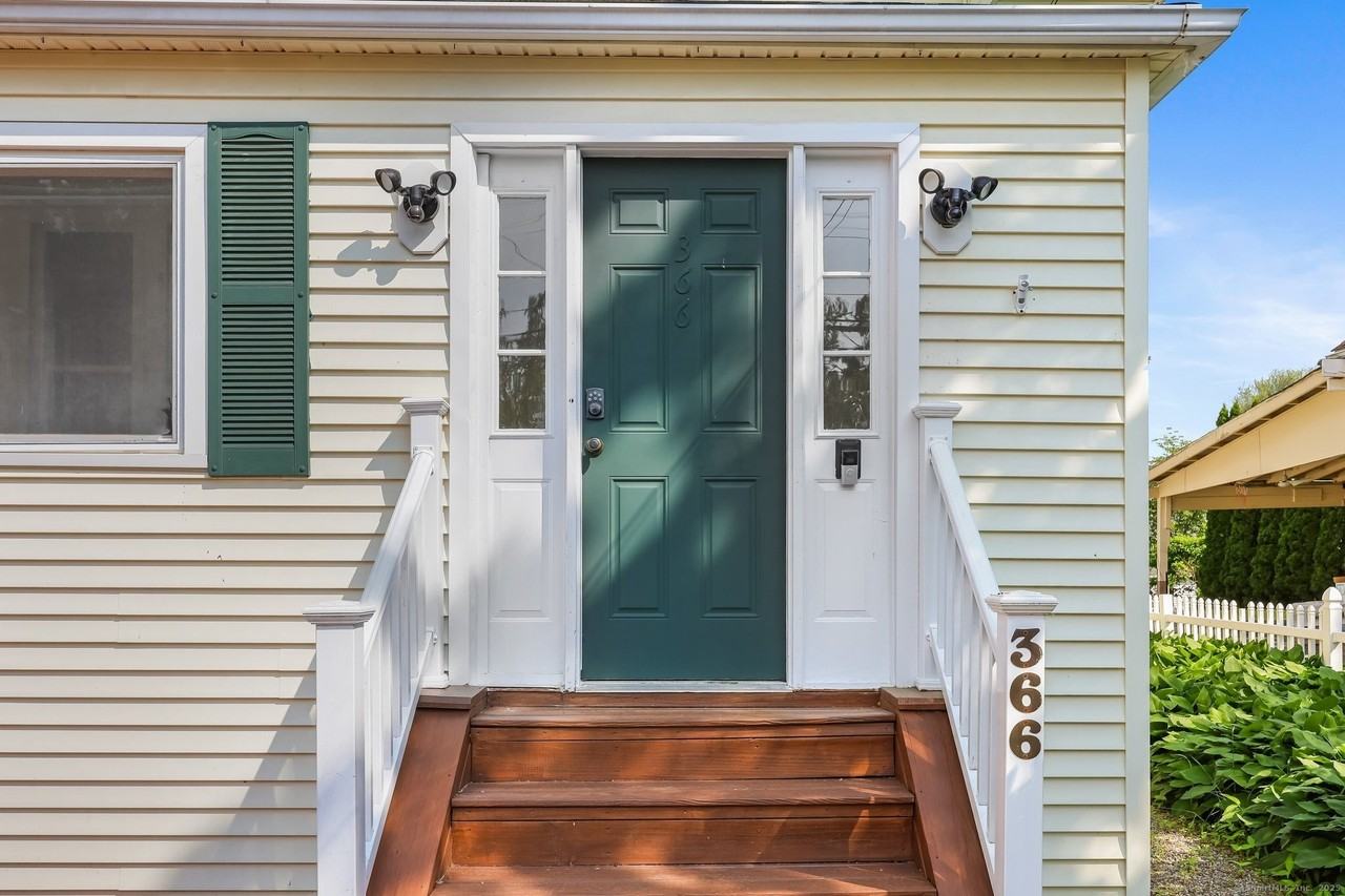 366 Suburban Ave - Photo 4 of 34