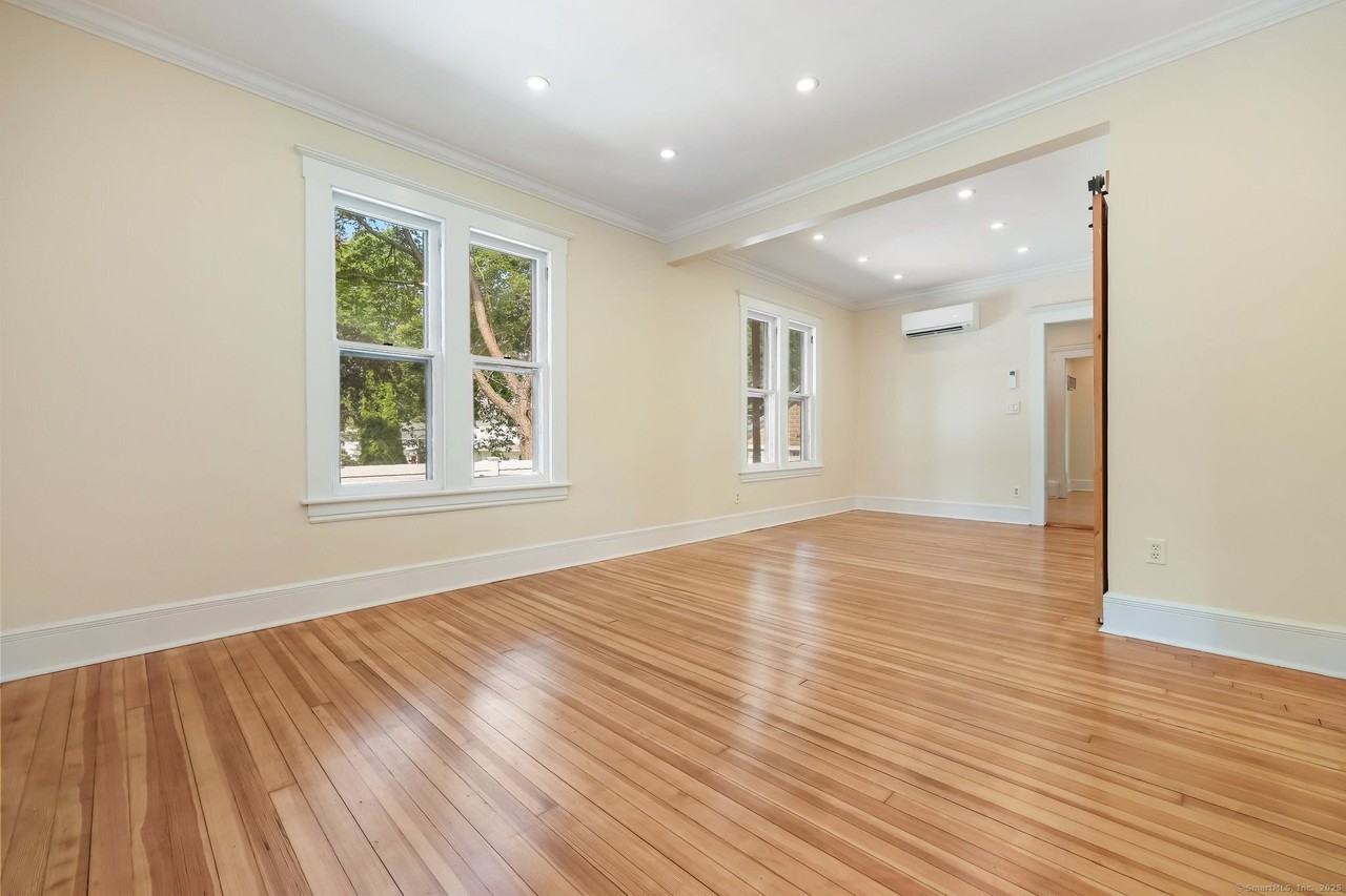 366 Suburban Ave - Photo 7 of 34