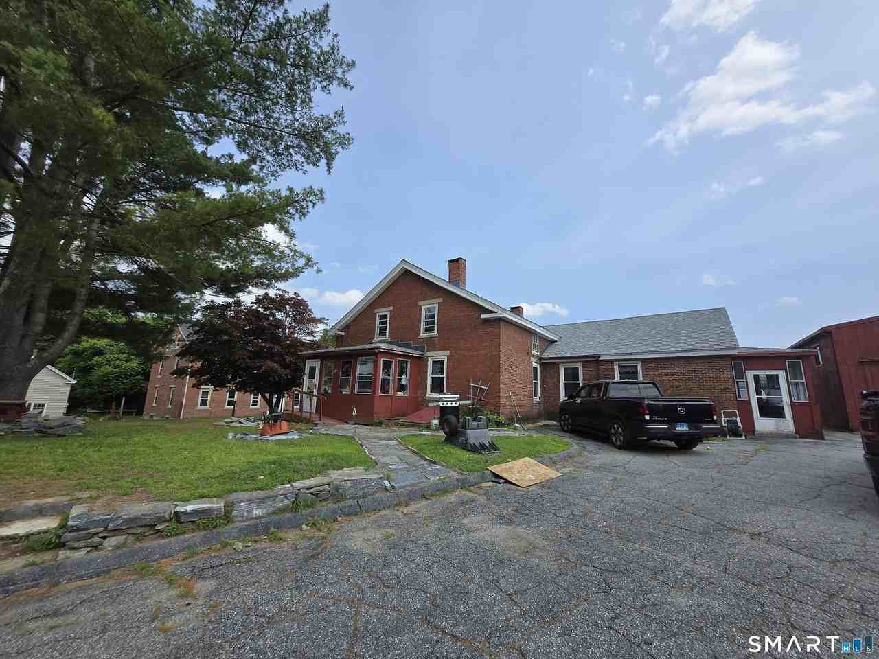 11 Tiffany St - Photo 2 of 11