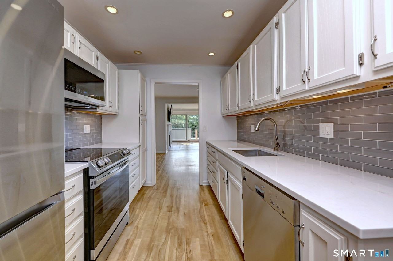 105 Harbor Dr Apt 107 #107 - Photo 3 of 20