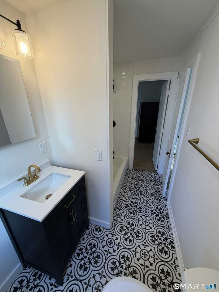 473 Amity Rd - Photo 4 of 16