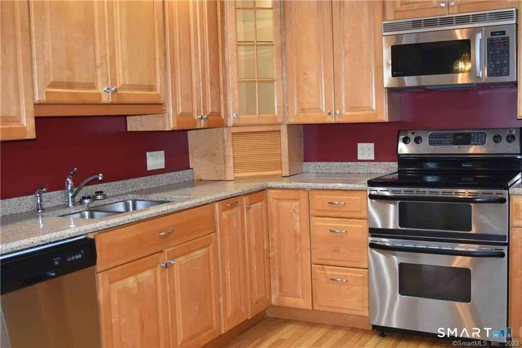 22 Broad St - Photo 4 of 14