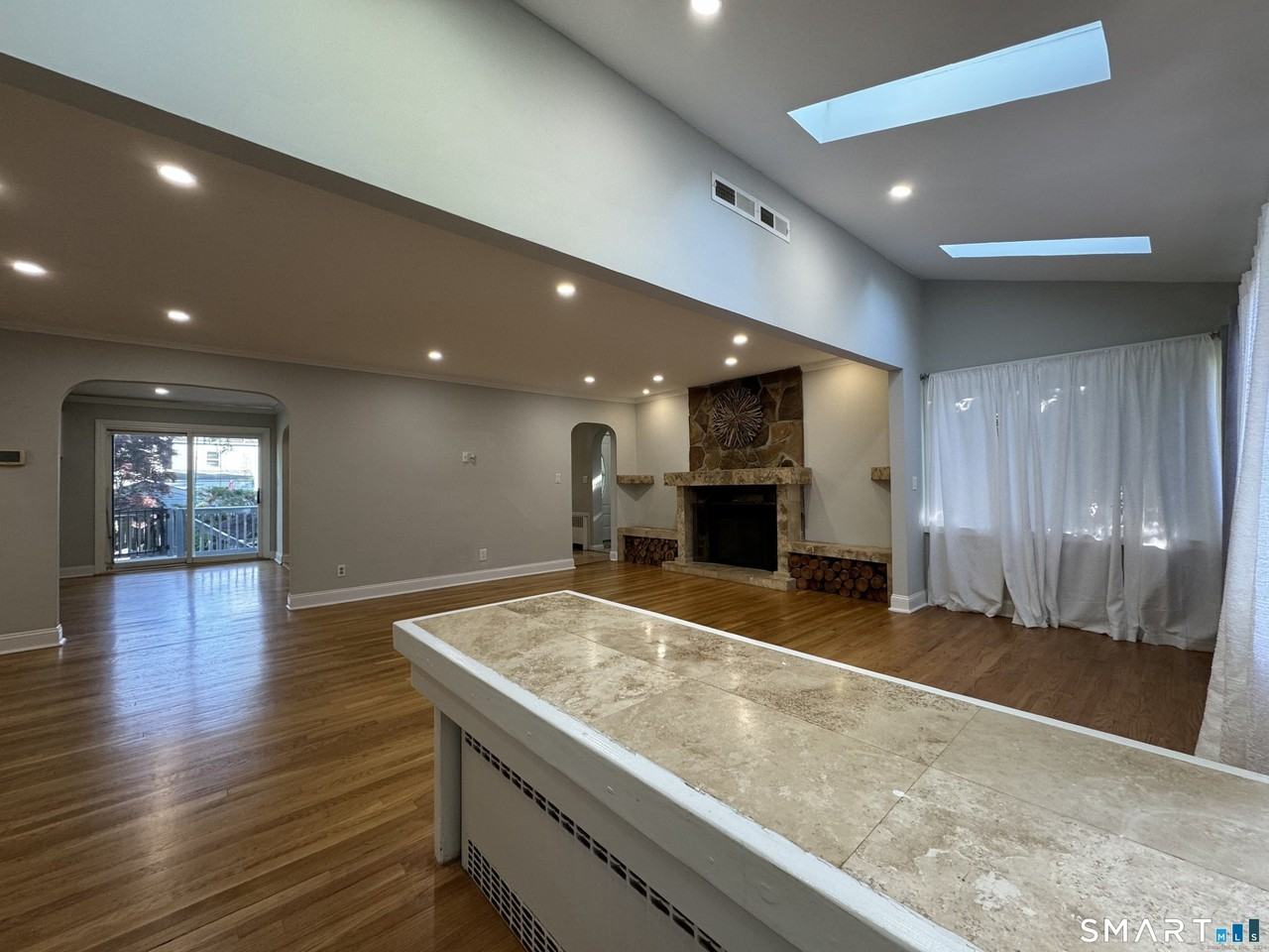 415 Savoy St - Photo 2 of 16