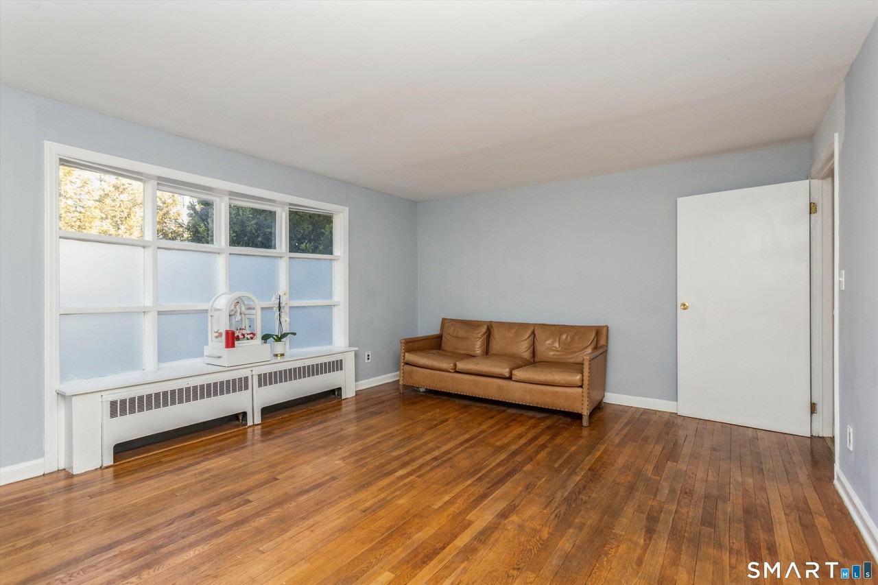 8 Reynolds Pl - Photo 3 of 20