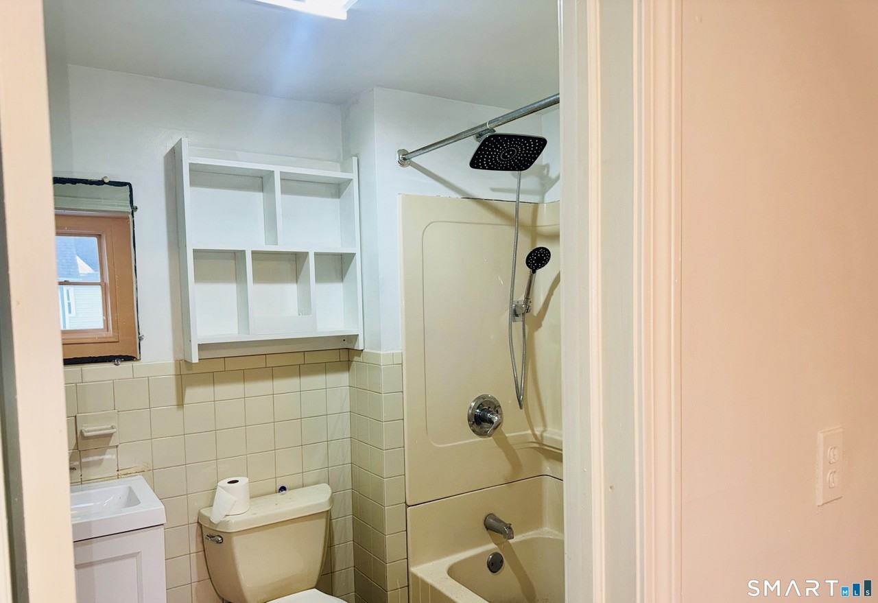 470 Wood Ave - Photo 5 of 15