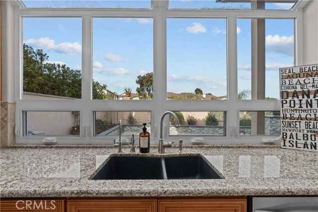 22711 Las Brisas Cir - Photo 4 of 8