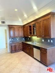 345 S Reeves Dr #301 - Photo 4 of 8