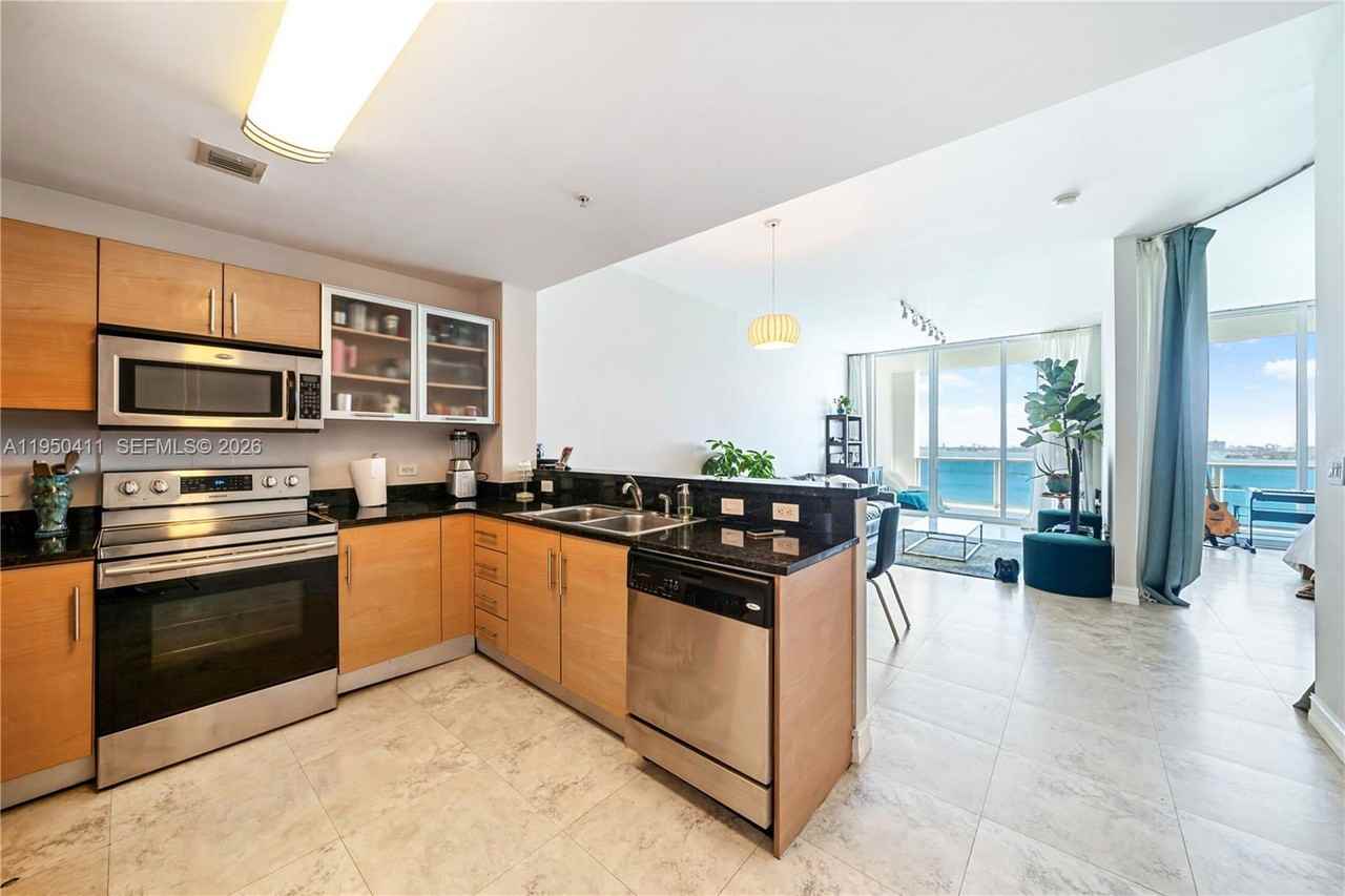 725 Ne 22nd St #16B - Photo 3 of 8