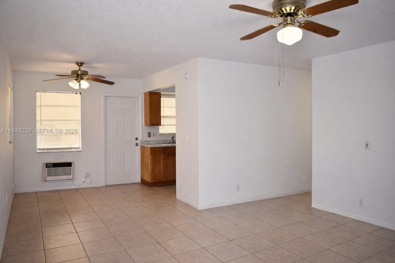 5300 Hollywood Blvd #7 - Photo 3 of 8