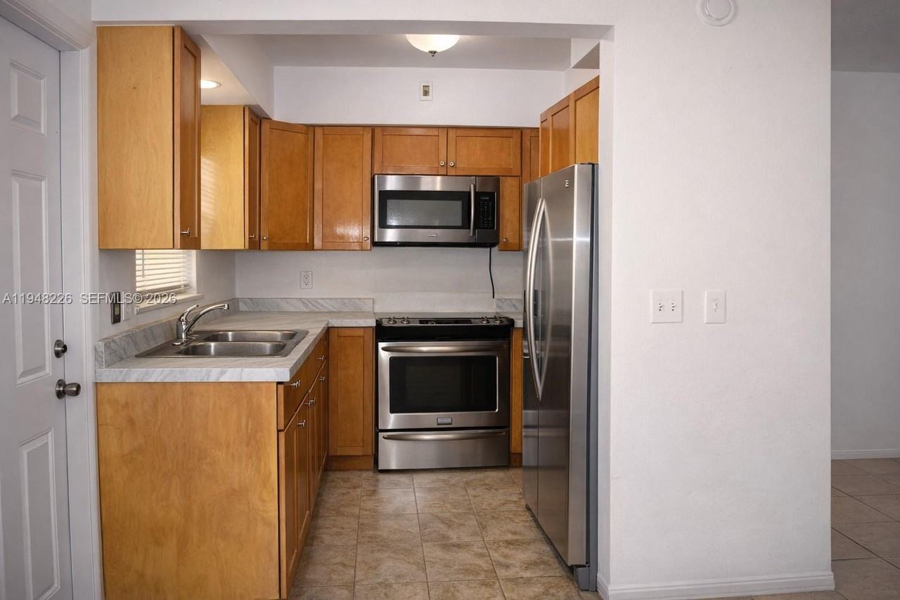 5300 Hollywood Blvd #7 - Photo 4 of 8