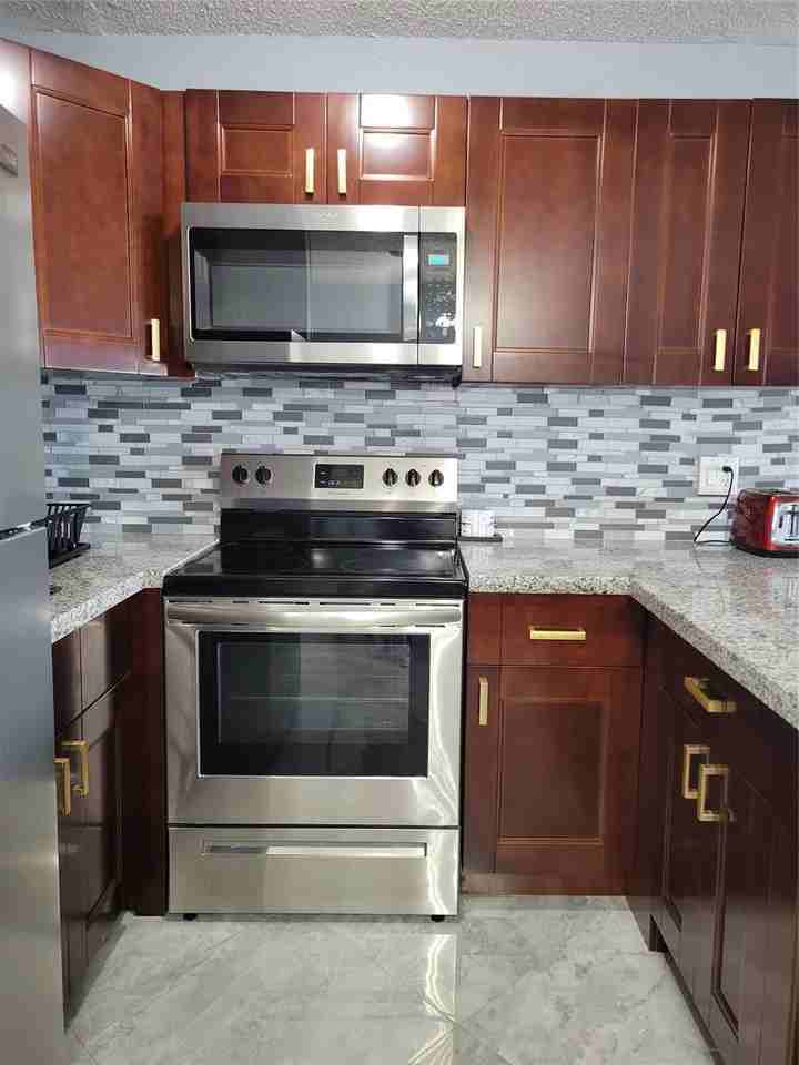 800 Sw 11th Ave #17 - Photo 3 of 8