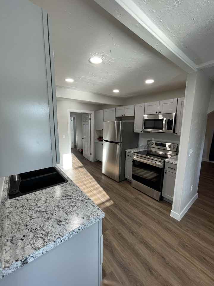 2925 S Adams St - Photo 2 of 21