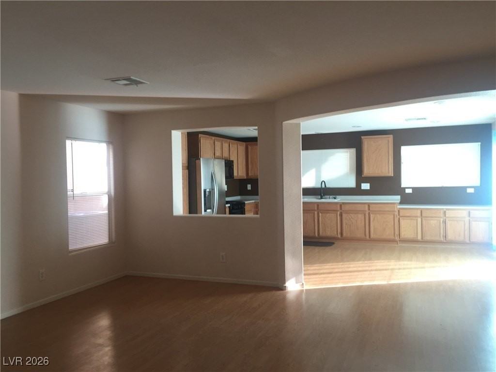 668 Shadwell St - Photo 3 of 29