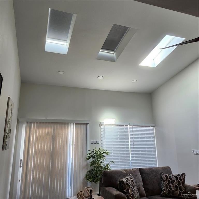 2914 Chateau St - Photo 4 of 29