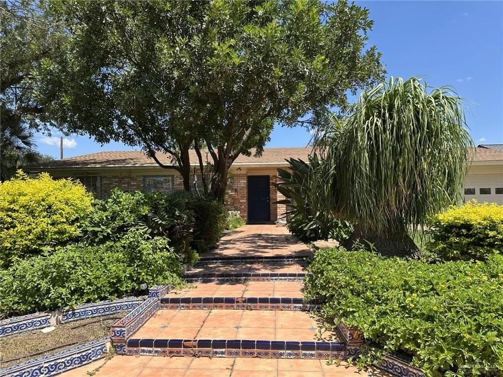 1518 Redbud Ave - Photo 5 of 41