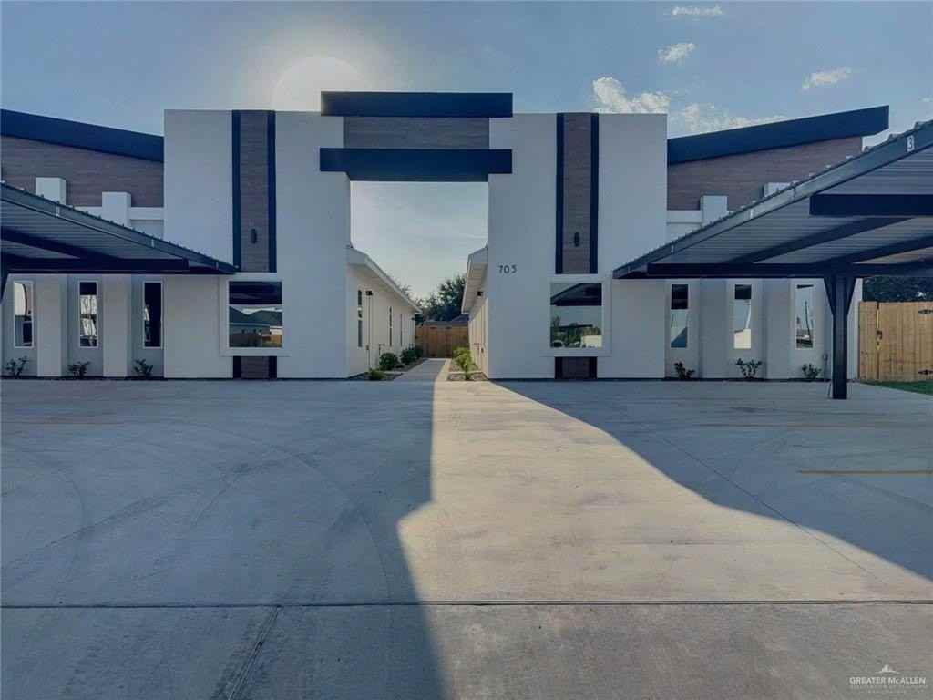 705 N Emerald Ave Apt 3 #3 - Photo 4 of 34