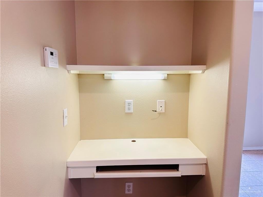 2105 W Western Dr Apt 4 #4 - Photo 6 of 12