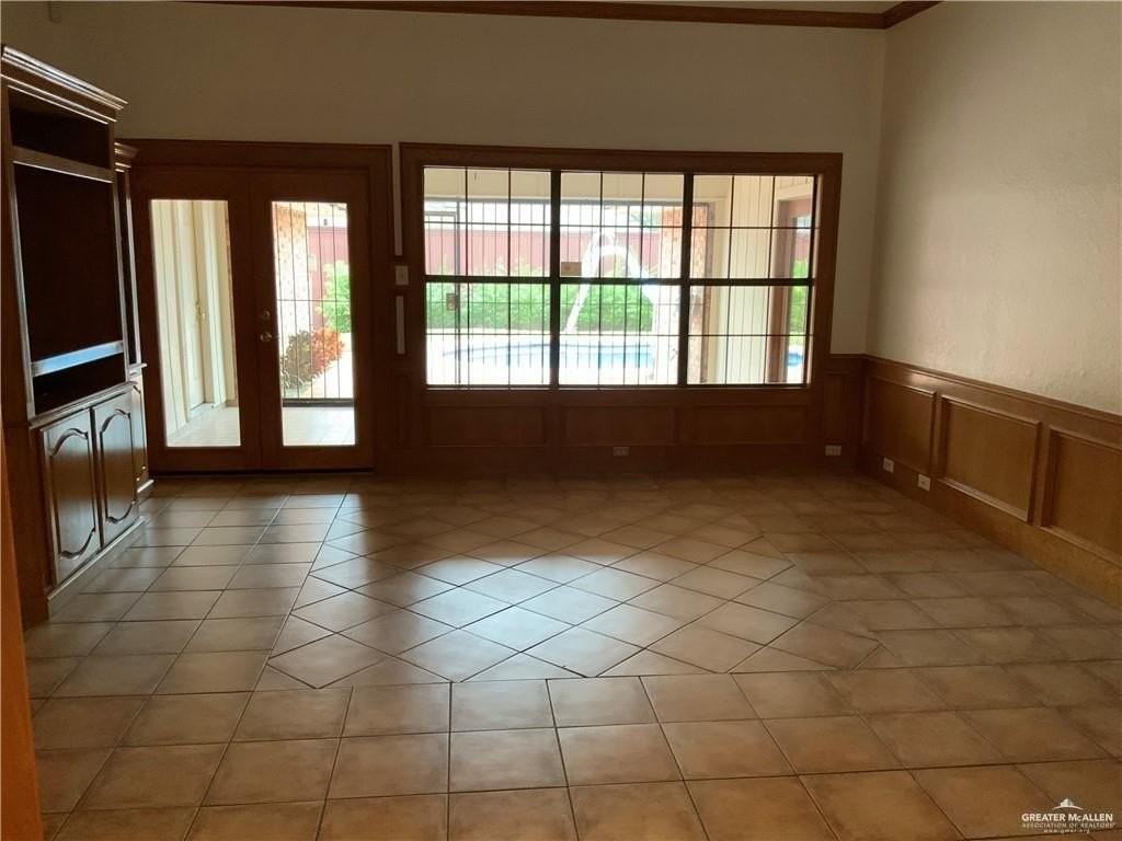 221 E Kiwi St - Photo 3 of 6