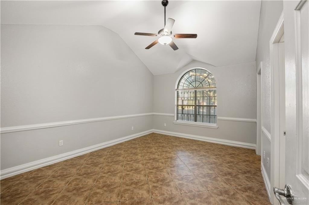 2200 E 19th St - Photo 6 of 12