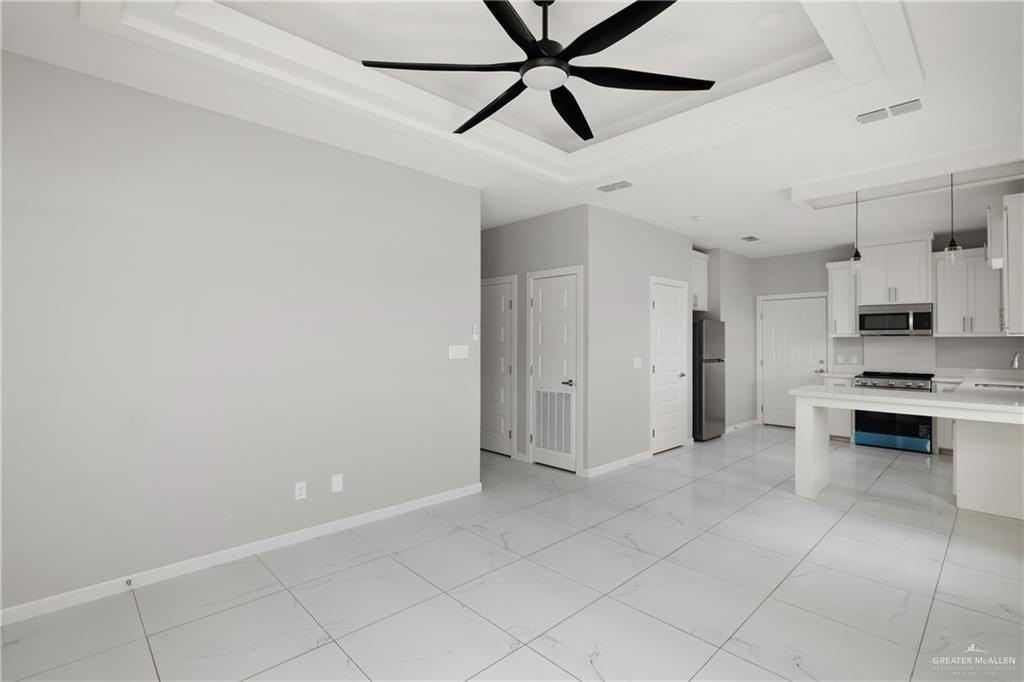 904 Deluxe St - Photo 3 of 11