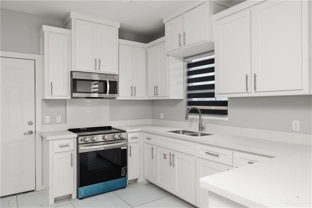 904 Deluxe St - Photo 4 of 11