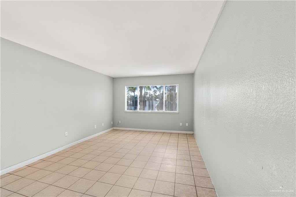 121 N Montevideo Ave - Photo 7 of 8