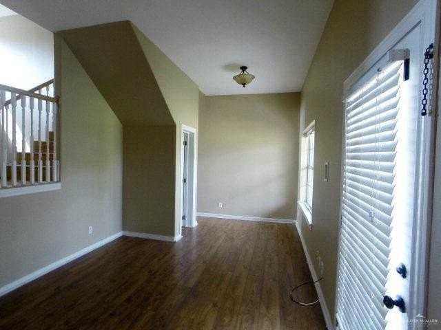 204 San Saba St - Photo 6 of 15