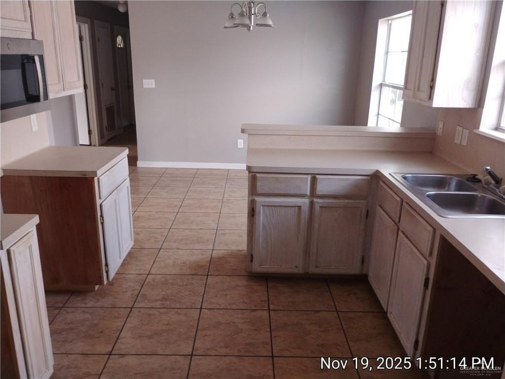 2031 Lake View Dr - Photo 5 of 13