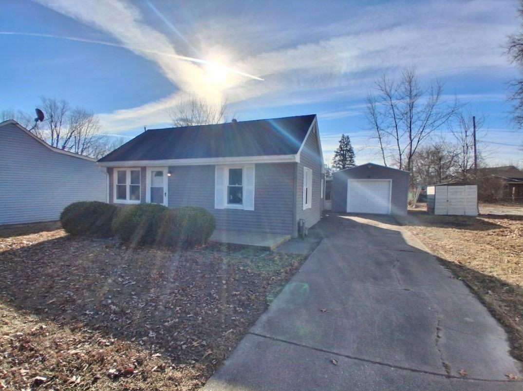 2022 West Richwoods Boulevard - Photo 3 of 20