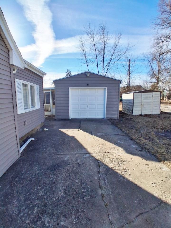 2022 West Richwoods Boulevard - Photo 6 of 20