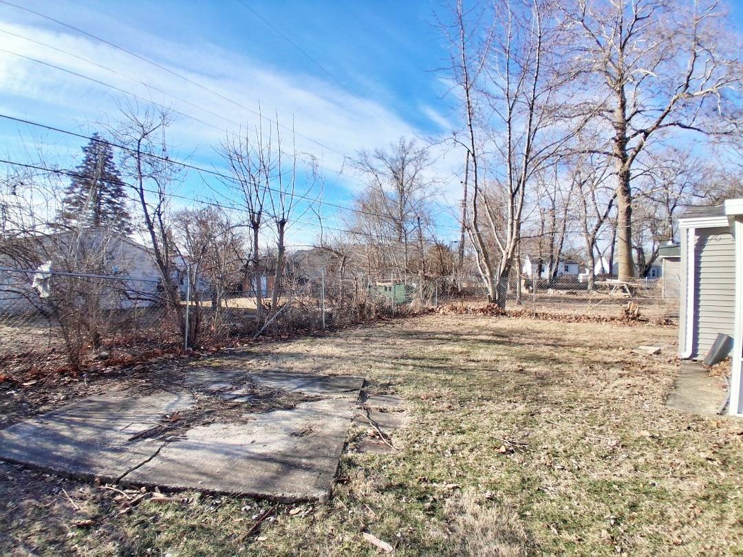 2022 West Richwoods Boulevard - Photo 7 of 20