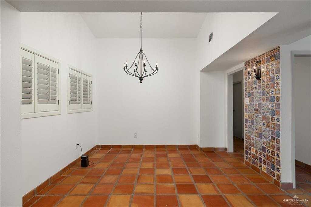 800 E Dallas Ave Apt 7 #7 - Photo 3 of 14