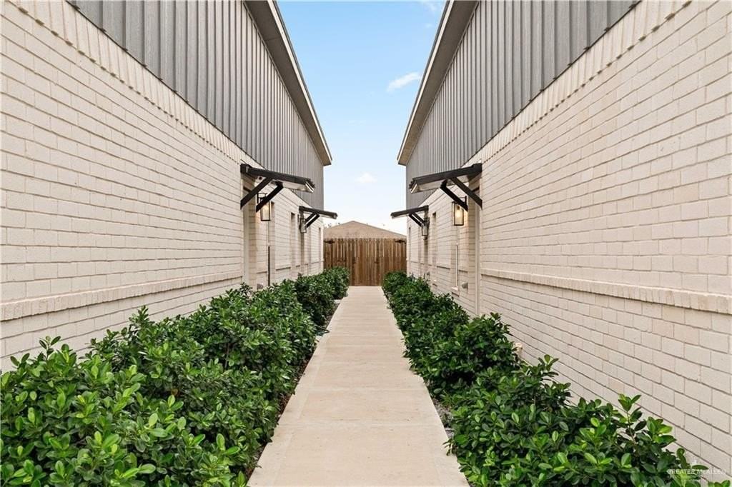 1511 Playa Dr #2 - Photo 3 of 32