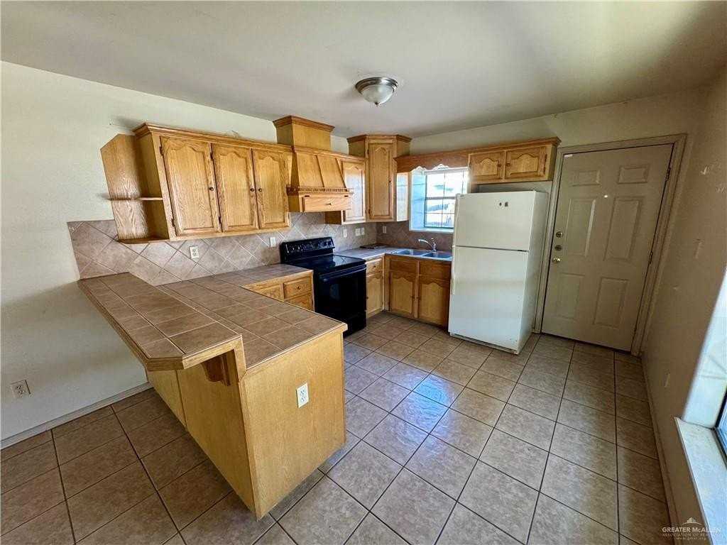 2100 Aruba Dr Apt 4 #4 - Photo 4 of 17