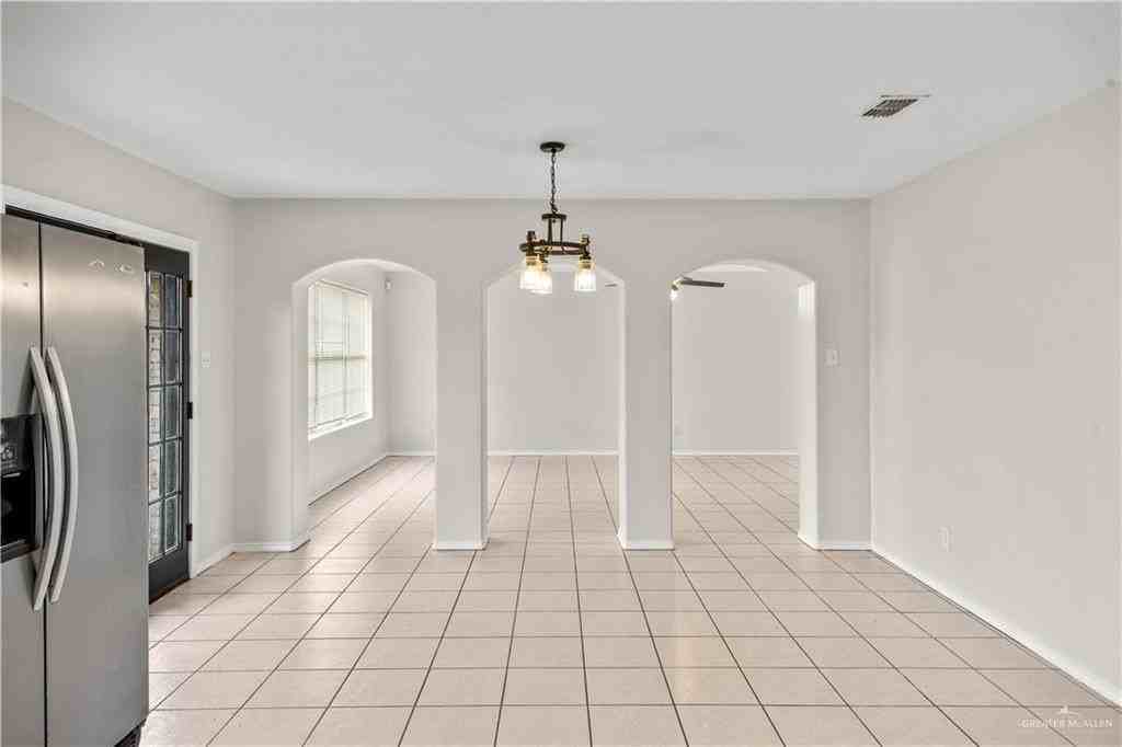 4416 Thunderbird Ave - Photo 6 of 20